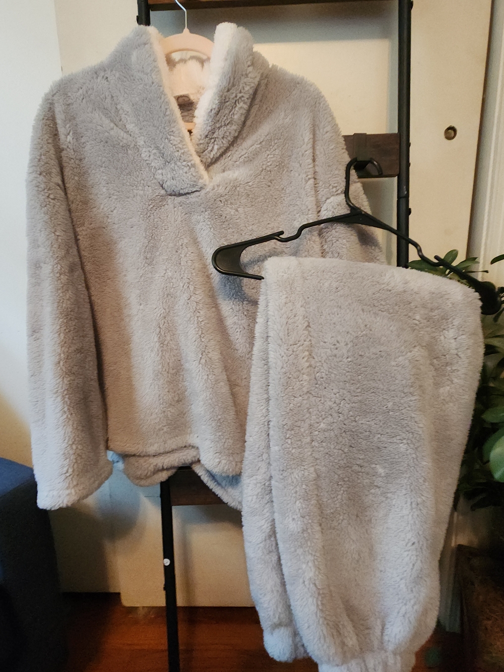 Gray Plush Fuzzy 2 Piece Lounge Pajama Set Women’s Large